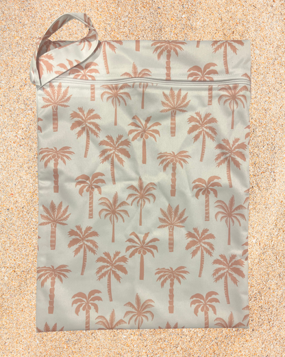 Reusable shopping bag with palm tree pattern on a sandy background